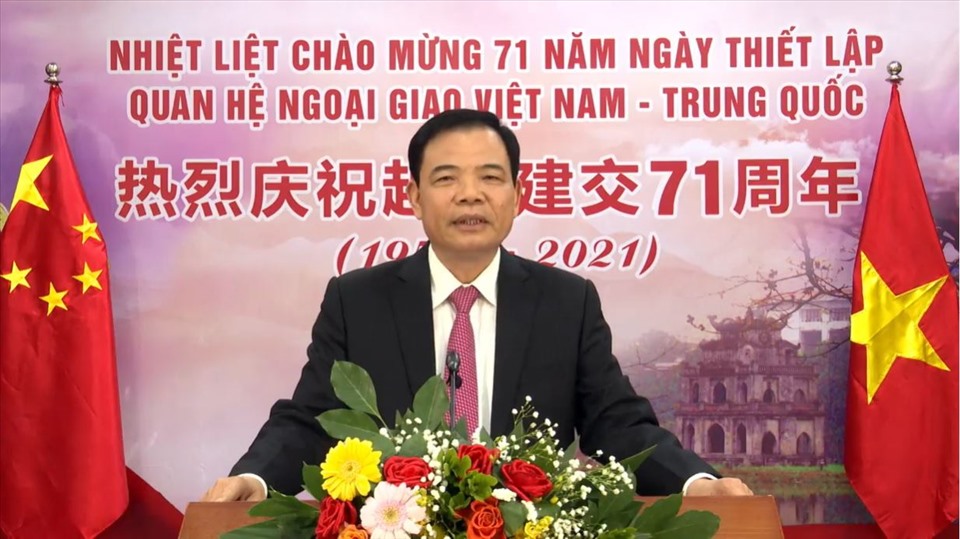 Bộ trưởng Bộ Nông nghiệp và Phát triển nông thôn Nguyễn Xuân Cường phát biểu chúc mừng nhân kỷ niệm 71 năm thiết lập quan hệ ngoại giao Việt Nam - Trung Quốc. Ảnh chụp màn hình.
