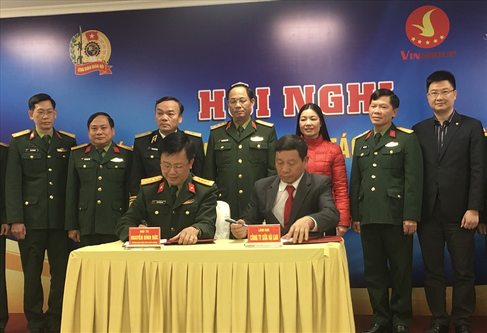 Ban Công đoàn Quốc phòng ký Chương trình phúc lợi đoàn viên chiều 18.1. Ảnh: Hải Anh