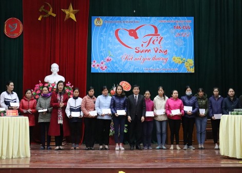 Bà Nguyễn Thị Thúy Hà - Phó Chủ tịch Thường trực LĐLĐ tỉnh và lãnh đạo huyện
trao quà Tết công nhân lao động. Ảnh: Lê Hòa
