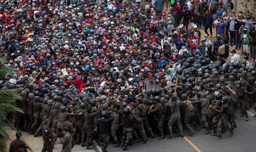 An ninh Guatemala dùng hơi cay và dùi cui chặn người di cư. Ảnh: AFP