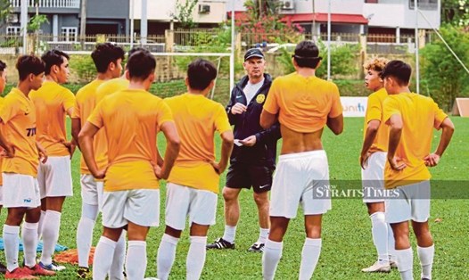U19 Malaysia của huấn luyện viên Brad Maloney sẽ dự môn bóng đá nam SEA Games 31. Ảnh: NST.