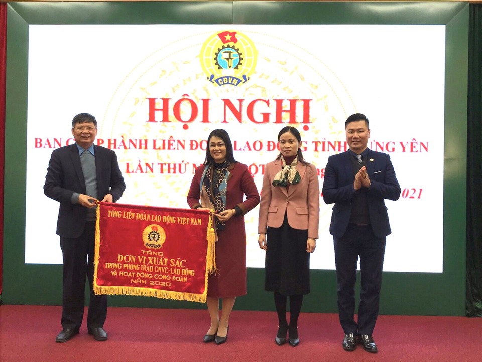 Phó Chủ tịch Tổng LĐLĐVN Phan Văn Anh (bên trái) trao tặng Cờ thi đua của Tổng LĐLĐVN cho LĐLĐ tỉnh Hưng Yên. Ảnh: Thu Nguyệt