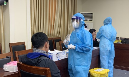 Nhân viên y tế lấy mẫu xét nghiệm COVID-19 tại Ban Tuyên giáo Trung ương. Ảnh T.Vương