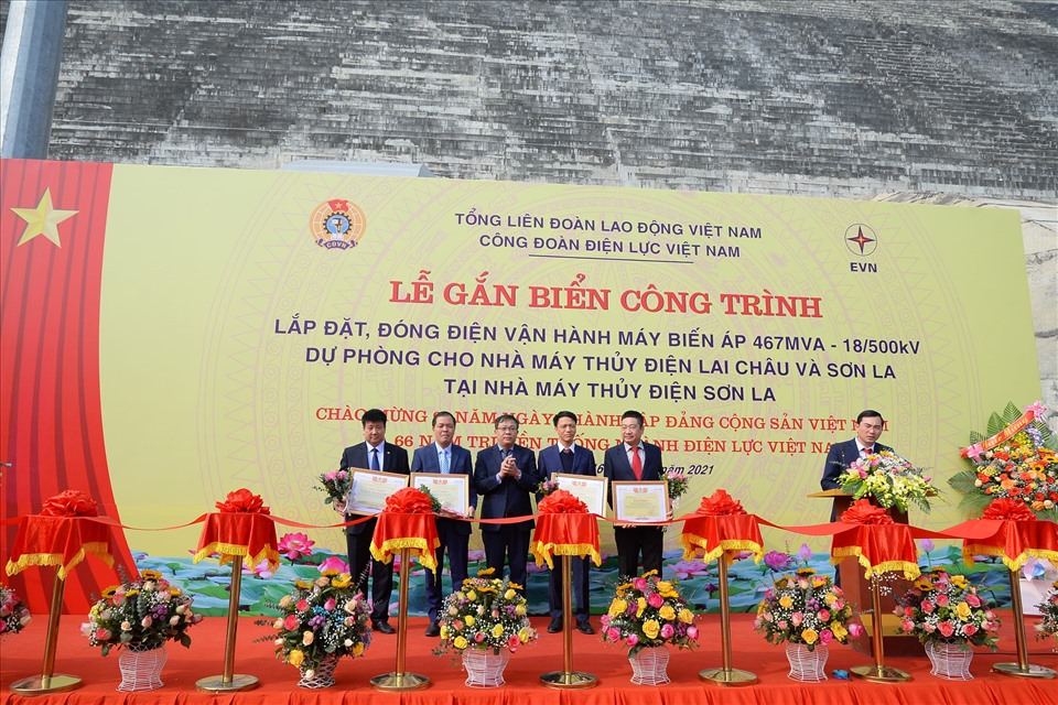 Quang cảnh lễ gắn biển. Ảnh: Đắc Cường
