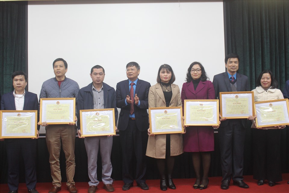 Ông Phan Văn Anh, Phó Chủ tịch Tổng Liên đoàn Lao động Việt Nam trao Bằng khen của Ban chấp hành Tổng Liên đoàn Lao động Việt Nam tới các tập thể có thành tích xuất sắc. Ảnh: N.Hoàng