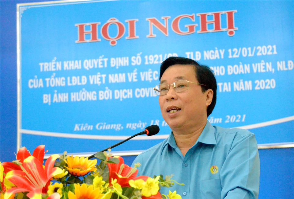Chủ tịch LĐLĐ Kiên Giang Trần Thanh Việt trao đổi cụ thể về những thắc mắc liên quan đến tiêu chí hỗ trợ Tết cho đoàn viên, người lao động. Ảnh: Lục Tùng