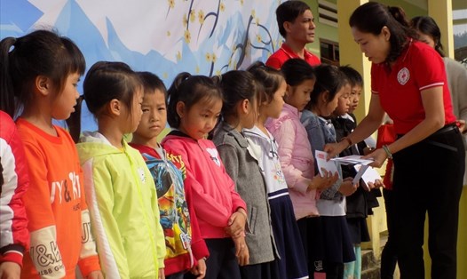 Đà Nẵng, Quảng Nam sửa trường lớp, tặng học bổng cho học sin vùng thiên tai. Ảnh: Hội Chữ thập đỏ Đà Nẵng