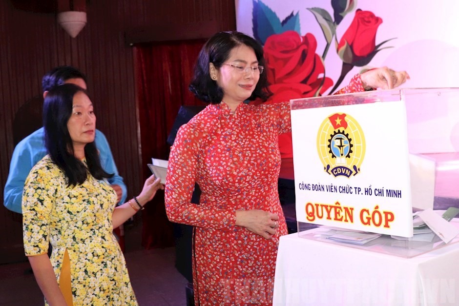 Công chức, viên chức, lao động TPHCM đóng góp ủng hộ đồng bào miền Trung khắc phục hậu quả thiên tai. Ảnh Đức Long