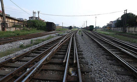 Tuyến đường sắt Bắc - Nam hiện nay khá lạc hậu, cần đầu tư xây dựng hiện đại. Ảnh: Hải Nguyễn