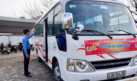 LĐLĐ Đà Nẵng tiếp tục tổ chức "Chuyến xe công đoàn" để đưa người lao động về quê đón Tết. Ảnh: Tường Minh