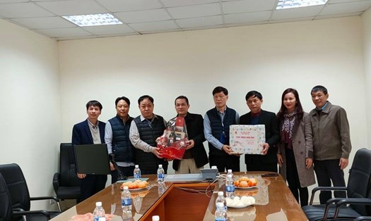 Lãnh đạo LĐLĐ tỉnh Thanh Hóa thăm và trao quà tết cho lãnh đạo Công ty TNHH KH Vina. ̣̣ Ảnh: Quách Du