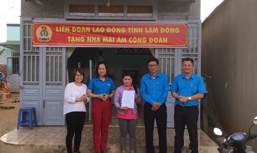 Chị Ka Nọt - công nhân Công ty TNHH Mekava Việt Nam - được LĐLĐ tỉnh 
Lâm Đồng trao tặng căn nhà “Mái ấm công đoàn”. Ảnh: Đình Đạo