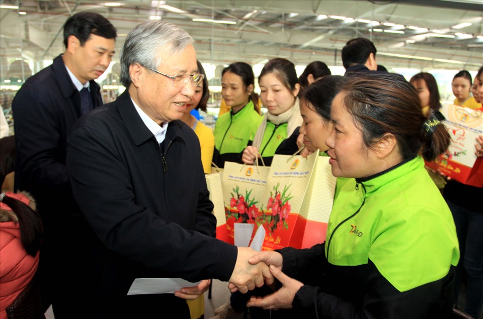 Ông Trần Quốc Vượng, Uỷ viên Bộ Chính trị, Thường trực Ban Bí thư trao quà tới công nhân lao động Cty Sản xuất Hàng thể thao - Chi nhánh Thái Bình. Ảnh: Kiều - Hân