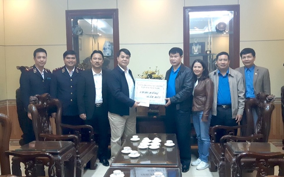 Ông Đỗ Nga Việt - Chủ tịch Công đoàn Giao thông Vận tải Việt Nam (thứ 4 từ phải sang) tặng quà cho đại diện đoàn viên. Ảnh: Hà Anh