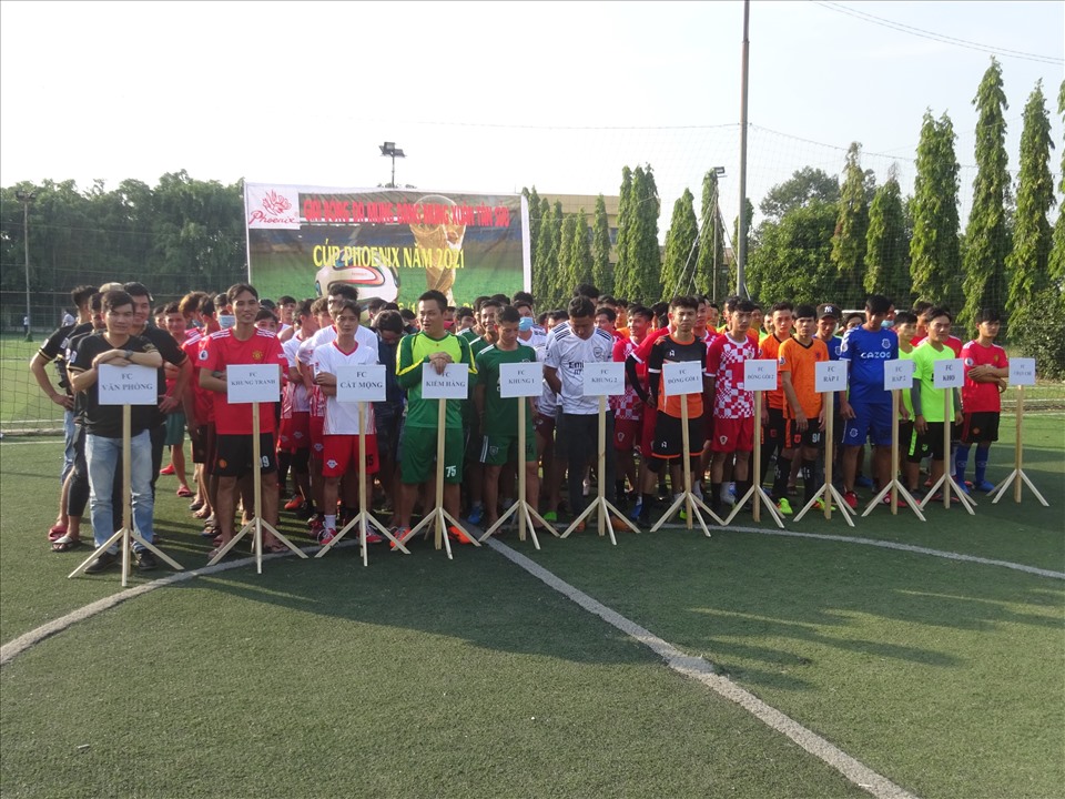 Các đội tham gia khai mạc giải bóng đá CUP PHOENIX năm 2021. Ảnh LĐLĐ Tây Ninh cung cấp