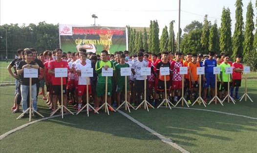 Các đội tham gia khai mạc giải bóng đá CUP PHOENIX năm 2021. Ảnh LĐLĐ Tây Ninh cung cấp