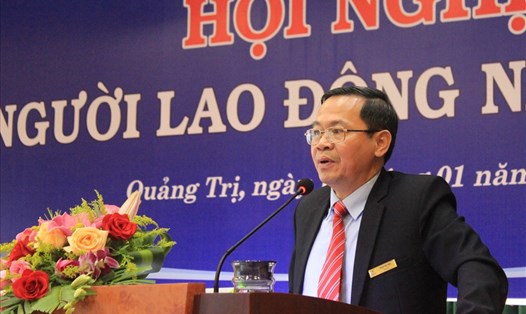 Ông Phan Văn Vĩnh – Giám đốc Công ty Điện lực Quảng Trị trả lời kiến nghị của người lao động tại Hội nghị.