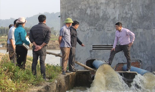 Phó Chủ tịch UBND tỉnh dẫn đầu đoàn công tác kiểm tra công trình thuỷ lợi ở xã Buôn Choáh. Ảnh: Bảo Lâm