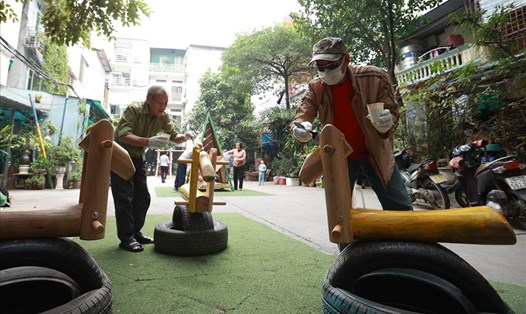 Người dân tham gia làm sân chơi tại Hồng Hà 1, Hà Nội với kinh phí sửa chữa thay mới từ quỹ cộng đồng của Think Playgrounds. Ảnh: Hải Nguyễn.
