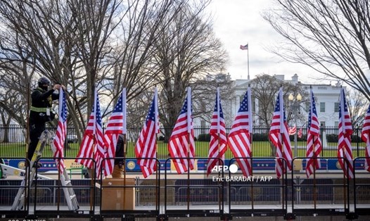 Công tác chuẩn bị cho lễ nhậm chức của Tổng thống đắc cử Joe Biden bên ngoài Nhà Trắng, hôm 18.1. Ảnh: AFP