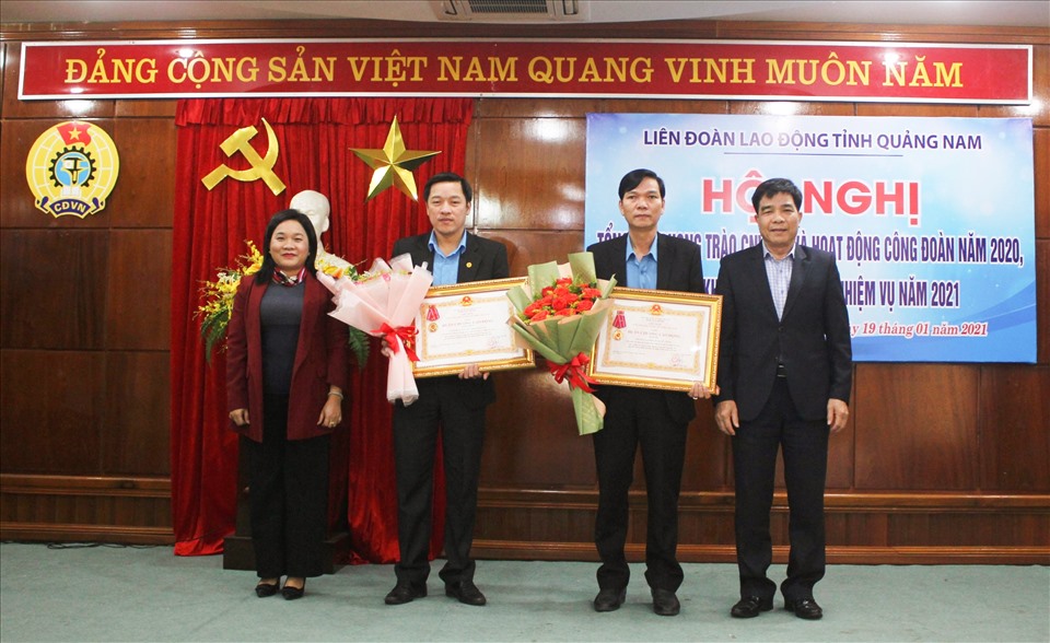 Trao Huân chương Lao động hạng Nhất cho CĐ Viên chức tỉnh Quảng Nam và Huân chương Lao động hạng Ba cho LĐLĐ huyện Duy Xuyên. Ảnh: Thanh Chung