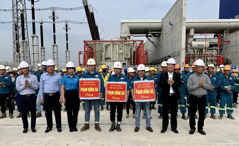 Bộ trưởng Bộ Xây dựng Phạm Hồng Hà, Chủ tịch  CĐXDVN Nguyễn Thị Thuỷ Lệ  trao quà tết cho CNVCLĐ. Ảnh: CĐXDVN