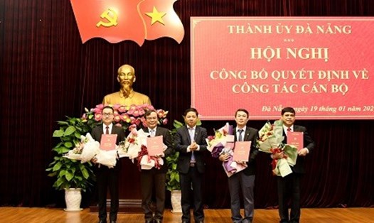 Phó Bí thư Thường trực Thành ủy Đà Nẵng Lương Nguyễn Minh Triết trao Quyết định các cán bộ được bổ nhiệm.