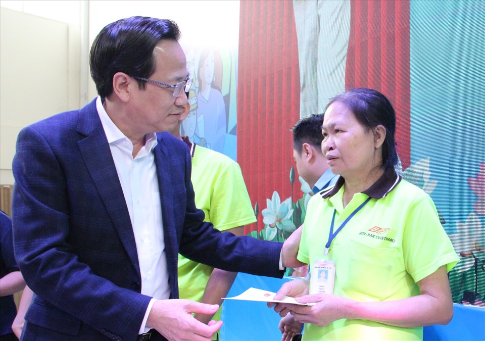 Bộ trưởng Bộ LĐTBXH Đào Ngọc Dung thăm và tặng quà cho công nhân lao động khó khăn ở Bình Dương. Ảnh: Đình Trọng