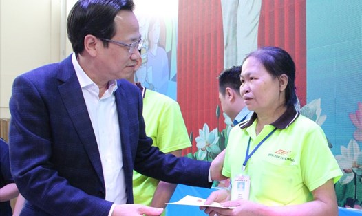 Bộ trưởng Bộ LĐTBXH Đào Ngọc Dung thăm và tặng quà cho công nhân lao động khó khăn ở Bình Dương. Ảnh: Đình Trọng