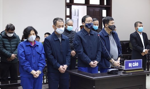 Vợ chồng Hoa Hữu Long (ngoài cùng bên trái) cùng các bị cáo trong vụ án lừa đảo, khi nghe đại diện Viện KSND Hà Nội đề nghị mức án. Ảnh: V.Dũng.