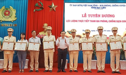 Các tập thể, cá nhân nhận bằng khen của Chủ tịch UBND tỉnh Bạc Liêu tại buổi lễ tuyên dương (ảnh Nhật Hồ)