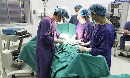 Các bác sĩ phẫu thuật cho bệnh nhân tại Bệnh viện Hữu nghị Việt Đức. Ảnh: BVCC