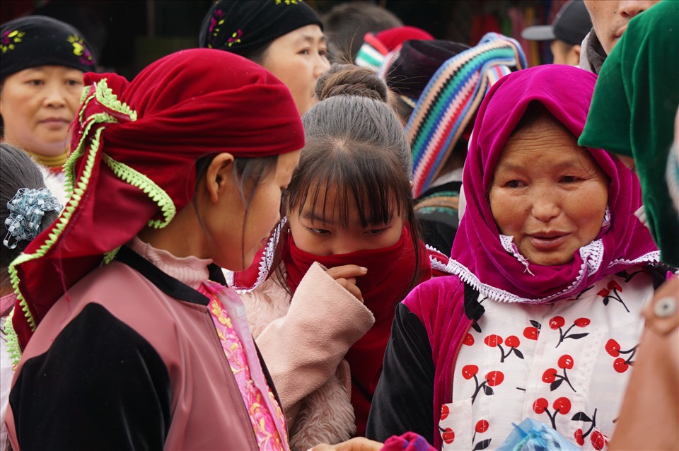 Phụ nữ đến chợ phiên khoe nhau tấm áo mới hơn là có nhu cầu mua sắm (ảnh T.H)