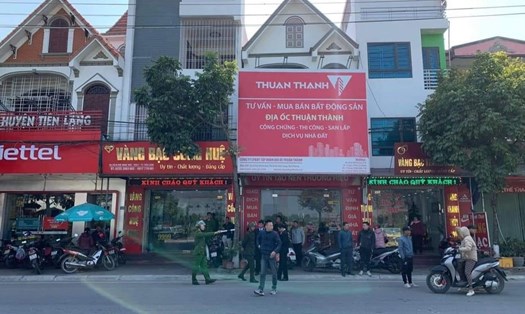 Hiện trường vụ cướp tiệm vàng sáng 19.1 tại thị trấn Tiên Lãng (Tiên Lãng, Hải Phòng). Ảnh NDCC