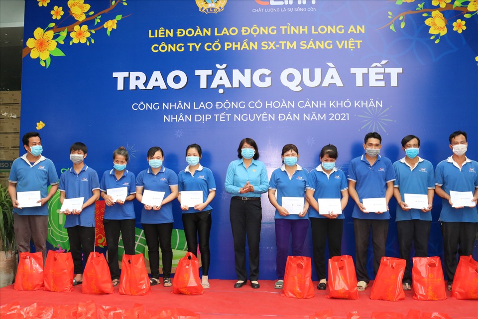 Trao quà Tết cho công nhân lao động huyện Bến Lức. Ảnh: K.Q