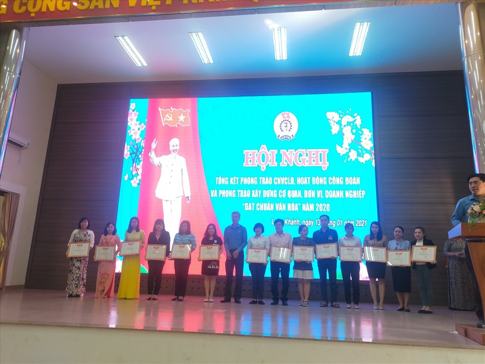 Các cá nhân tập thể được khen thưởng. Ảnh: Công đoàn Long Khánh