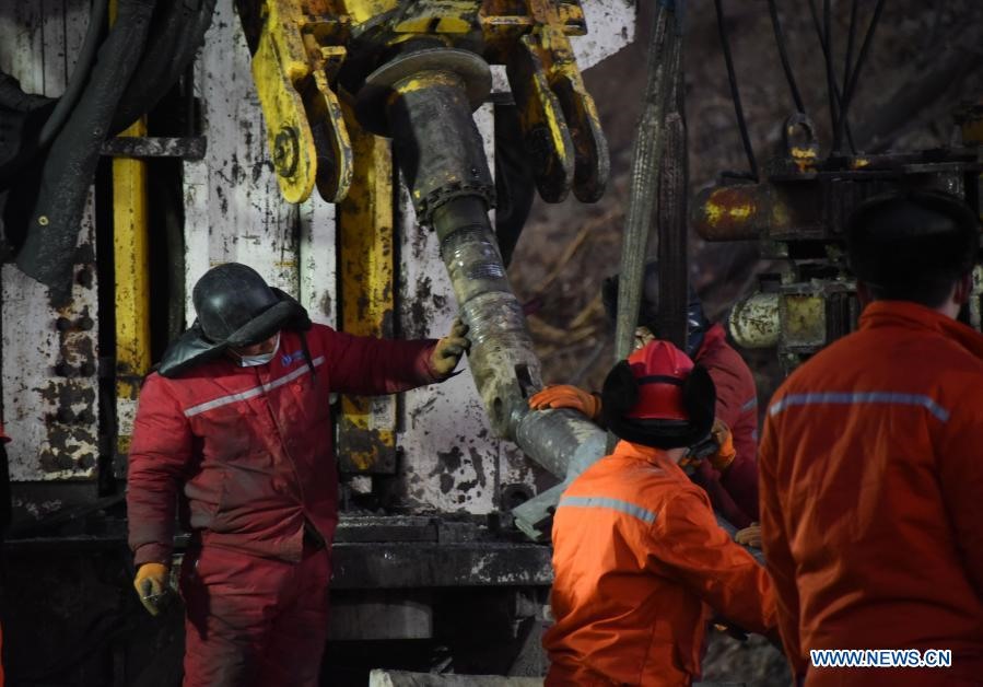 Công tác cứu hộ mỗi lúc một gấp gáp hơn do lượng lương thực tiếp tế cho những người bị nạn đã cạn, trong khi mực nước trong hang đang dâng thêm, đe dọa tính mạng của các thợ mỏ. Ảnh: Tân Hoa Xã.