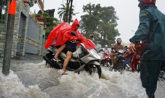 Nước chảy cuồn cuộn sau mưa trên đường Võ Văn Ngân (Thành phố Thủ Đức).  Ảnh: Minh Quân