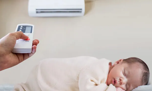 Sử dụng máy sưởi, điều hoà ở nhiệt độ phù hợp sẽ giữ ấm an toàn cho trẻ. Ảnh: AFP
