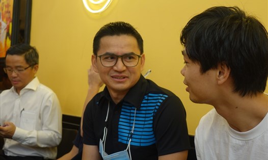 Kiatisak trò chuyện với Công Phượng ở quán cà phê ông Bầu sáng 2.1. Ảnh: Nguyễn Đăng.