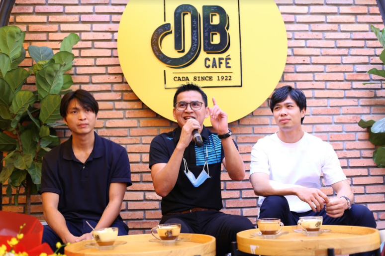 Kiatisak chia sẻ rất nhiều thông tin hay khi cùng Tuấn Anh, Công Phượng giao lưu tại quán cà phê ông Bầu sáng 2.1. Ảnh: Thông Nguyễn.