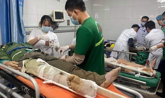 9 công nhân cấp cứu tại BVĐK 115 Nghệ An. Ảnh: PV