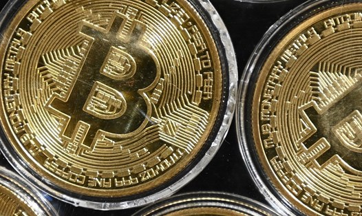 Giá tiền ảo Bitcoin ghi nhận mốc cao lịch sử hôm 2.1. Ảnh: AFP.