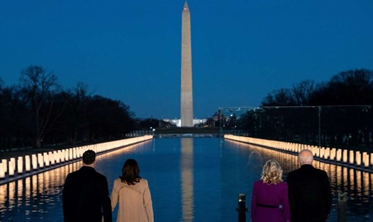 Tổng thống đắc cử Joe Biden cùng phu nhân và Phó Tổng thống đắc cử Kamala Harris cùng phu quân dự lễ tưởng niệm. Ảnh: AFP