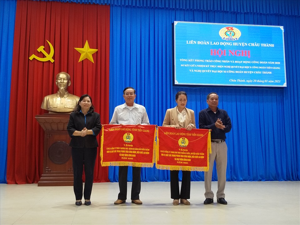 Tặng Cờ Thi đua của LĐLĐ tỉnh Tiền Giang cho các CĐCS xuất sắc thuộc LĐLĐ huyện Châu Thành. Ảnh: K.Q