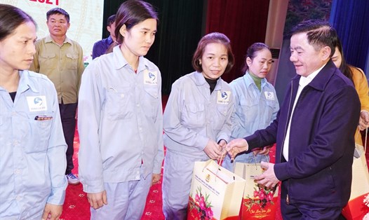 Đồng chí Trần Cẩm Tú trao quà cho công nhân lao động khó khăn ở Hà Tĩnh. Ảnh: Trần Tuấn.