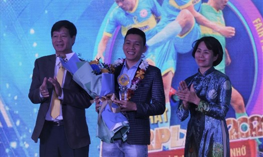 Cầu thủ futsal Nguyễn Nhớ đoạt Giải Fair Play 2020 vì hành động cao đẹp của mình. Ảnh: Nguyễn Đăng
