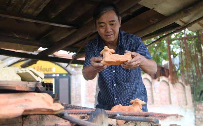 Nghệ nhân làng gốm Thanh Hà nặn tượng trâu mong nhiều may mắn trong năm mới. Ảnh: Đình Dũng