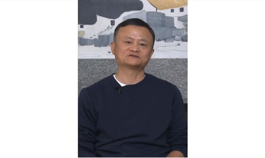 Tỉ phú Jack Ma trong video tái xuất. Ảnh chụp màn hình.