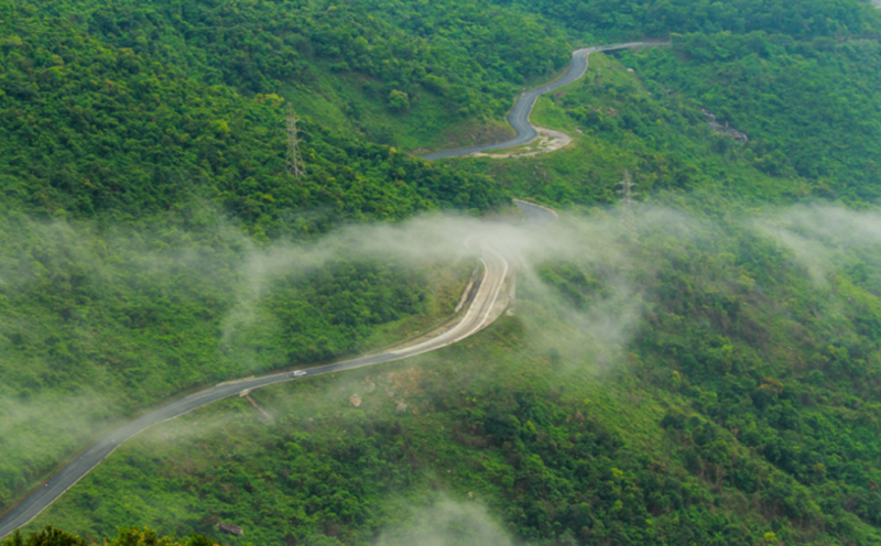 Săn mây trên đèo Hải Vân. Ảnh: Đình Dũng